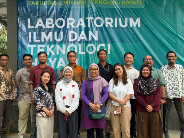 Mengunjungi Laboratorium Ilmu dan Teknologi Hayati